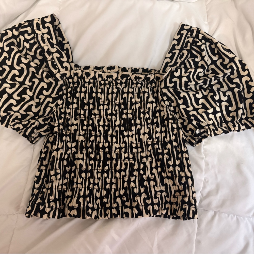 Monteau Los Angeles puffed sleeve black and white top